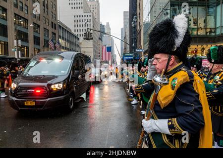 New York, New York, Stati Uniti. 28th Jan 2022. I membri della band Emerald Society Pipe dell'ufficiale della polizia di New York City partecipano alla cerimonia di Jason Rivera. Rivera è stata uccisa in linea di servizio, durante una chiamata di spedizione interna. (Credit Image: © Brian Branch Price/ZUMA Press Wire) Foto Stock