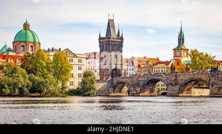 Ponte Carlo e la Città Vecchia di Praga, Repubblica Ceca. Vista panoramica, paesaggio urbano Foto Stock