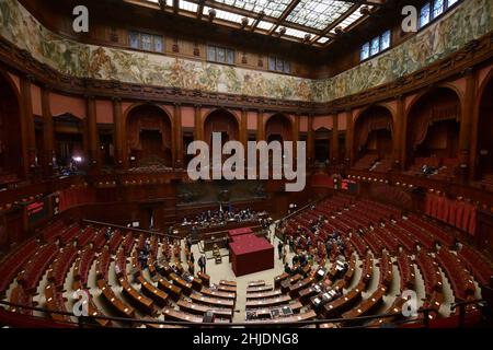 Roma, Italia. 28th Jan 2022. I membri del parlamento italiano partecipano a una sessione di voto per eleggere il nuovo presidente italiano a Roma il 28 gennaio 2022. L'Italia venerdì ha passato due scrutini consecutivi per eleggere il nuovo presidente del paese, ma la situazione di stallo tra i maggiori partiti ha prodotto di nuovo un risultato inconcludente. Credit: Alberto Lingria/Xinhua/Alamy Live News Foto Stock