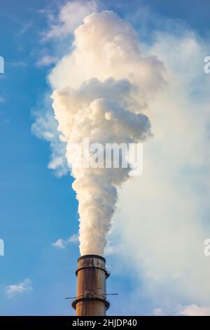 Alto camino di una centrale a carbone (Big Bend Power Station, Tampa, Florida, USA) Foto Stock