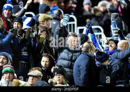 Bath, Regno Unito. 28th Jan 2022. I fan di Bath Rugby festeggiano una prova durante la partita di rugby Gallagher Premiership tra Bath Rugby e Harlequins al Recreation Ground, Bath, Regno Unito, il 28 gennaio 2022. Foto di Scott Boulton. Solo per uso editoriale, licenza richiesta per uso commerciale. Nessun utilizzo nelle scommesse, nei giochi o nelle pubblicazioni di un singolo club/campionato/giocatore. Credit: UK Sports Pics Ltd/Alamy Live News Foto Stock