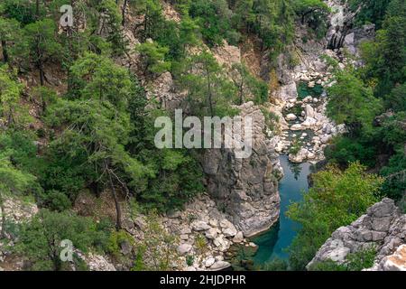 canyon boscoso di montagna con un fiume blu chiaro in un letto roccioso, vista dall'alto Foto Stock
