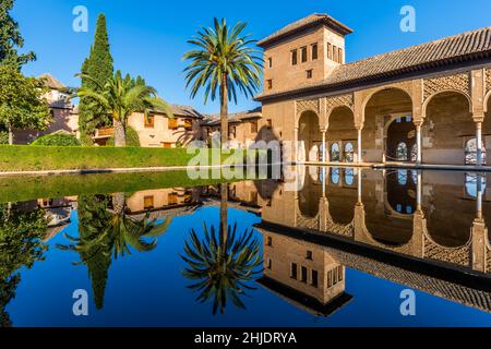Cortile del Palazzo Partal all'interno della fortezza dell'Alhambra, Granada, Andalusia, Spagna Foto Stock