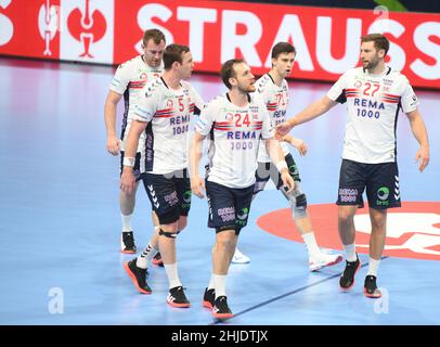 Harald Reinkind, Christian o'Sullivan, Vetle Aga Eck, Sander Sagosen, (Norvegia) celebra la vittoria e le qualifiche per la Coppa del mondo 2023. EHF Euro 2022. corrispondenza di posizionamento a 5°. Foto Stock