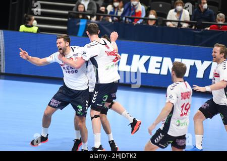 Harald Reinkind, Christian o'Sullivan, Vetle Aga Eck, Sander Sagosen, (Norvegia) celebra la vittoria e le qualifiche per la Coppa del mondo 2023. EHF Euro 2022. corrispondenza di posizionamento a 5°. Foto Stock