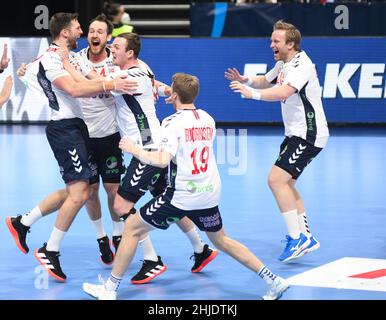 Harald Reinkind, Christian o'Sullivan, Vetle Aga Eck, Sander Sagosen, (Norvegia) celebra la vittoria e le qualifiche per la Coppa del mondo 2023. EHF Euro 2022. corrispondenza di posizionamento a 5°. Foto Stock