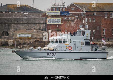 La Royal Navy Patrol Boat HMS Smiter (P272) passa la torre di osservazione NCI Gosport alla partenza da Portsmouth, Regno Unito il 24th gennaio 2022. Foto Stock