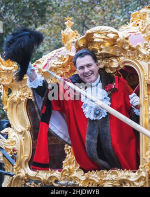 Europa, Regno Unito, Inghilterra, Londra. Il Signore Sindaco di Londra Vincent Keaveny nel Signore Sindaco della vettura di Stato di Londra al Lord Mayor's Show nel 2021. Foto Stock