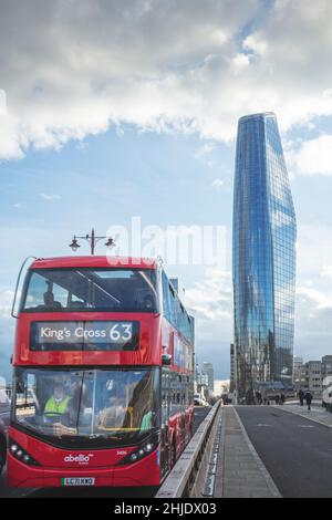 Red London Number 63 bus in traffic on Blackfriars bridge. Empty cycle lanes & the One Blackfriars building (aka the Vase / Mummy / Boomerang) behind. Foto Stock