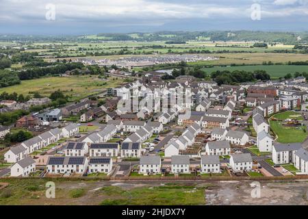 Vista rialzata del Raploch Estate a Stirling, Scozia, Regno Unito. In passato era un'area famigerata, ma al momento è in corso un'estesa ristrutturazione. Foto Stock