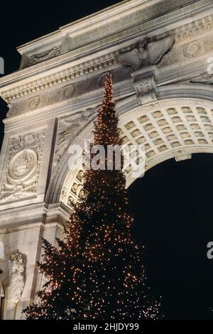 Washington Square Arch e Christmas Tree in the Snow, Washington Square Park, Greenwich Village, Manhattan, New York City, Gennaio 2022 Foto Stock