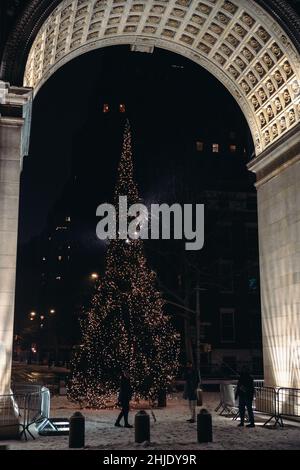 Washington Square Arch e Christmas Tree in the Snow, Washington Square Park, Greenwich Village, Manhattan, New York City, Gennaio 2022 Foto Stock