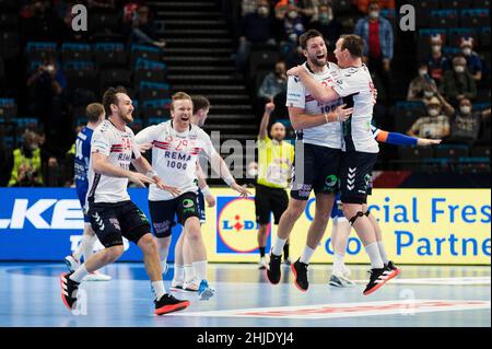 Budapest, Ungheria, 28th gennaio 2022. Harald Reinkind di Norvegia, Vetle Aga Eck di Norvegia, Christian o'Sullivan di Norvegia e Endre Langaas di Norvegia celebrano la vittoria durante il Men's EHF EURO 2022, Fifth Place Match tra Islanda e Norvegia a Budapest, Ungheria. Gennaio 28, 2022. Credit: Nikola Krstic/Alamy Foto Stock