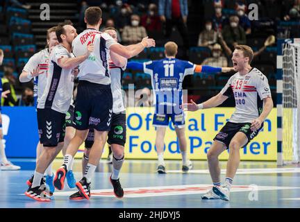 Budapest, Ungheria, 28th gennaio 2022. Harald Reinkind of Norway, Vetle Aga Eck of Norway, Christian o'Sullivan of Norway, Kristian Bjornsen of Norway e Endre Langaas of Norway celebrano la vittoria durante il Men's EHF EURO 2022, Fifth Place Match tra Islanda e Norvegia a Budapest, Ungheria. Gennaio 28, 2022. Credit: Nikola Krstic/Alamy Foto Stock