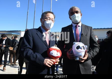 Tunisi, Tunisia. 28th Jan 2022. L'Ambasciatore cinese in Tunisia Zhang Jianguo (L) presenta le mascotte dei Giochi Olimpici e Paralimpici invernali di Pechino 2022 al Ministro tunisino della gioventù e dello sport Kamel Deguiche a Tunisi, Tunisia, 28 gennaio 2022. "I Giochi olimpici invernali di Pechino 2022 saranno senza dubbio un risultato meraviglioso", ha dichiarato venerdì il ministro tunisino della Gioventù e dello Sport Kamel Deguiche. Credit: Alamy Live News Foto Stock