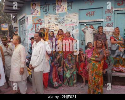 Una folla di persone festeggia felicemente il festival Lathmar Holi a Barsana, Uttar Pradesh, India Foto Stock