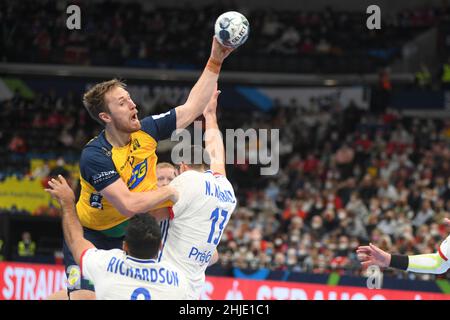 EHF Euro 2022. Semifinale: Albin Lagergren (Svezia) contro la Francia Foto Stock