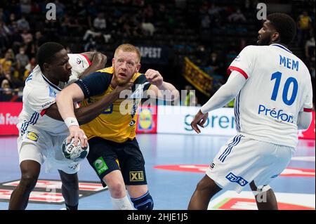 Budapest, Ungheria, 28th gennaio 2022. Jim Gottfridsson di Svezia compete contro i giocatori opposti durante la partita maschile EHF EURO 2022, semifinale tra Francia e Svezia a Budapest, Ungheria. Gennaio 28, 2022. Credit: Nikola Krstic/Alamy Foto Stock