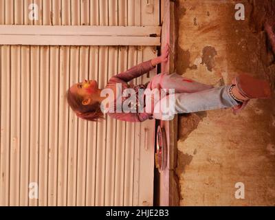 Una ragazza durante il famoso festival di Holi a Nandgaon nello stato di Uttar Pradesh, India Foto Stock