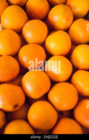 Grappolo di mandarini freschi Arance sul mercato Foto Stock