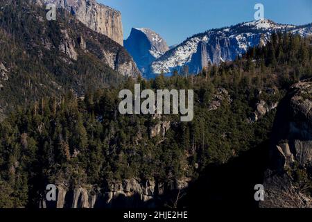 Yosemite National Park, CA, U.S.A. 28th Jan, 2022. Lo Yosemite National Park in California, USA, offre un'esperienza naturalistica straordinaria a chiunque voglia uscire e scoprire la natura. Durante il tragitto verso la Yosemite Valley si può ammirare la vista dell'Half Dome. (Credit Image: © Marty Bicek/ZUMA Press Wire) Foto Stock