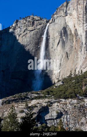 Yosemite National Park, CA, U.S.A. 28th Jan, 2022. Lo Yosemite National Park in California, USA, offre un'esperienza naturalistica straordinaria a chiunque voglia uscire e scoprire la natura. Le cascate di Yosemite superiori possono essere viste dal fondovalle. (Credit Image: © Marty Bicek/ZUMA Press Wire) Foto Stock