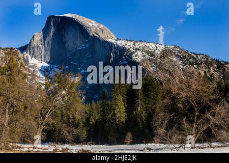 Yosemite National Park, CA, U.S.A. 28th Jan, 2022. Lo Yosemite National Park in California, USA, offre un'esperienza naturalistica straordinaria a chiunque voglia uscire e scoprire la natura. La Half Dome può essere vista con punti di innevamento. (Credit Image: © Marty Bicek/ZUMA Press Wire) Foto Stock