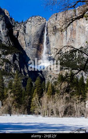 Yosemite National Park, CA, U.S.A. 28th Jan, 2022. Lo Yosemite National Park in California, USA, offre un'esperienza naturalistica straordinaria a chiunque voglia uscire e scoprire la natura. Le cascate di Yosemite superiori possono essere viste dal fondo della valle con la neve che ricopre il terreno. (Credit Image: © Marty Bicek/ZUMA Press Wire) Foto Stock