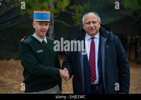 Camp Lejeune, Stati Uniti. 28th Jan 2022. Il Segretario della Marina degli Stati Uniti Carlos del Toro saluta il maggiore Jeremie Croiset, un funzionario francese di scambio, durante una visita con i Marines del 1st Battaglione, 6th Regiment Marino, 2D Divisione Marina, 28 gennaio 2022 a Camp Lejeune, North Carolina. Credito: LCpl. Ryan Ramsammy/US Marines/Alamy Live News Foto Stock