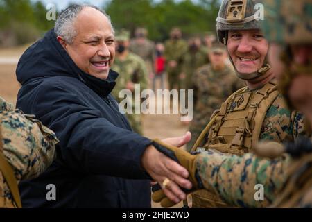 Camp Lejeune, Stati Uniti. 28th Jan 2022. Il Segretario della Marina degli Stati Uniti Carlos del Toro saluta i Marines del 1st Battaglione, 6th Regiment Marino, 2D Divisione Marina, durante una visita al campo di fuoco dal vivo con la II forza di spedizione Marina, 28 gennaio 2022 a Camp Lejeune, North Carolina. Credito: LCpl. Ryan Ramsammy/US Marines/Alamy Live News Foto Stock