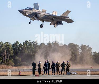 Bogue, Stati Uniti. 27th Jan 2022. Il segretario americano della Marina Carlos del Toro guarda un corpo marino F-35B Joint Strike Fighter dimostra capacità di decollo e atterraggio verticale al Marine Corps Auxiliary Landing Field, 27 gennaio 2022 a Bogue, North Carolina. Credito: LCpl. Jacob Bertram/US Marines/Alamy Live News Foto Stock