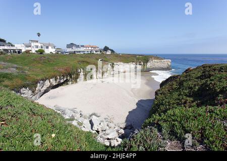 L'abbigliamento ufficializzato facoltativo 2222 Beach su West Cliff Drive a Santa Cruz, California, circa 2012 Foto Stock