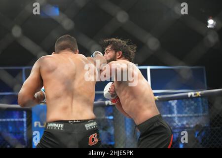 Miami, Florida, Stati Uniti. 28th Jan 2022. MIAMI, FL- GENNAIO 28: Sitik Muduev contro Ayadi Majdeddine si incontrano nella gabbia per la loro battaglia di peso leggero all'evento Eagle FC 44 - Spong vs Kharitonov alla FLX Cast Arena il 28 gennaio 2022 a MIAMI, FL, Stati Uniti. (Foto di Louis Grasse/PxImages) Credit: PX Images/Alamy Live News Foto Stock