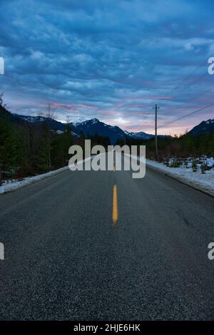 Strada panoramica nella valle intorno al paesaggio roccioso di montagna natura. Foto Stock