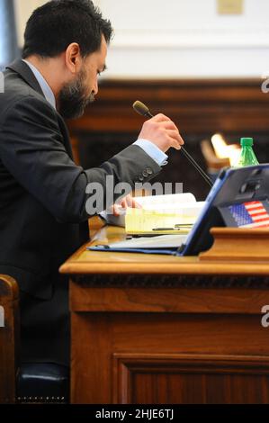 Kenosha, Wisconsin, Stati Uniti. 28th Jan 2022. Xavier Solis, avvocato della Fight Back Foundation, parla durante l'audizione sul legame di Kyle Rittenhouse presso il tribunale della contea di Kenosha venerdì 28 gennaio 2021. Il fuoco Rittenhouse utilizzato il 25 agosto 2020, è destinato ad essere distrutto dallo stato, mentre il suo $2 milioni di obbligazioni è destinato a essere distribuito alla Fondazione Fight Back, l'attore Ricky Schroder, e a Richards e Dimmer SC, lo studio legale Racine che rappresentava Rittenhouse. Credit: ZUMA Press, Inc./Alamy Live News Foto Stock