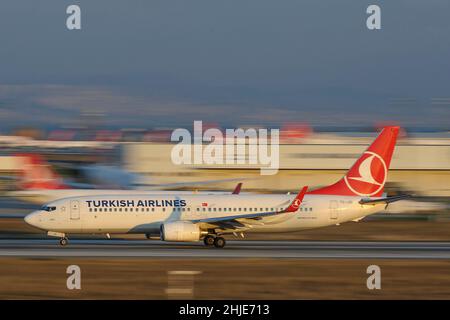 Il Boeing 737-800 della Turkish Airlines accelera lungo la pista all'aeroporto di Istanbul Foto Stock