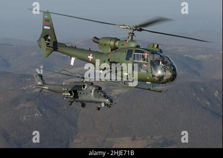 Serbian Air Force Aerospatiale / Eurocopter SA342L Gazelle Gama elicottero leggero e mi-35m Gunship Hind in volo sopra la Serbia Foto Stock