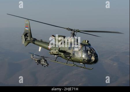 Serbian Air Force Aerospatiale / Eurocopter SA342L Gazelle Gama elicottero leggero e mi-35m Gunship Hind in volo sopra la Serbia Foto Stock