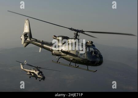 Serbian Air Force Aerospatiale / Eurocopter SA342L Gazelle Gama elicottero leggero e mi-35m Gunship Hind in volo sopra la Serbia Foto Stock