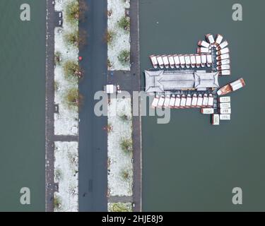 Hangzhou. 29th Jan 2022. Foto aerea scattata il 29 gennaio 2022 mostra una vista della strada rialzata Baidi dell'area panoramica del Lago Ovest dopo la neve a Hangzhou, nella provincia di Zhejiang della Cina orientale. Credit: Xu Yu/Xinhua/Alamy Live News Foto Stock