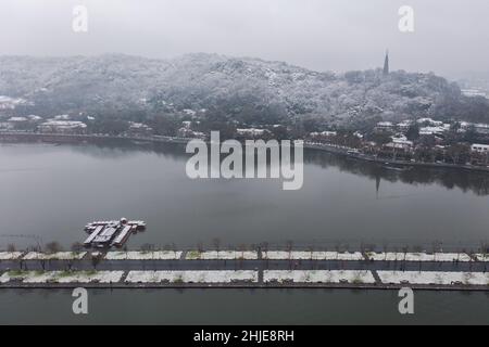 Hangzhou. 29th Jan 2022. Foto aerea scattata il 29 gennaio 2022 mostra una vista della strada rialzata Baidi dell'area panoramica del Lago Ovest dopo la neve a Hangzhou, nella provincia di Zhejiang della Cina orientale. Credit: Xu Yu/Xinhua/Alamy Live News Foto Stock