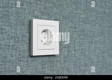 Presa a muro. Dopo la riparazione. Profondità di campo poco profonda Foto Stock