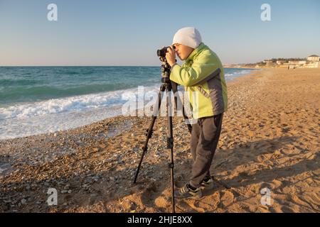 Il bimbo sta scattando foto con la fotocamera Fisher-Price con disco fisso  intercambiabile. Bambino che impara la fotografia con la macchina  fotografica giocattolo. Fotocamera in stile retrò Foto stock - Alamy