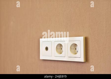 Presa a muro e a muro. Profondità di campo poco profonda. Dopo la riparazione. Foto Stock