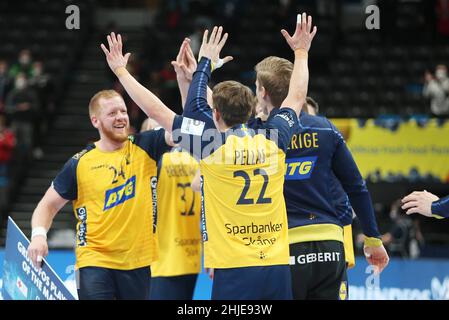 Jim Gottfridsson di Svezia festeggia con i compagni di squadra dopo la partita di pallamano semifinale EHF Euro 2022 tra Francia e Svezia il 28 gennaio 2022 presso la Budapest Multifunctional Arena di Budapest, Ungheria - Photo Laurent Lairys / DPPI Foto Stock