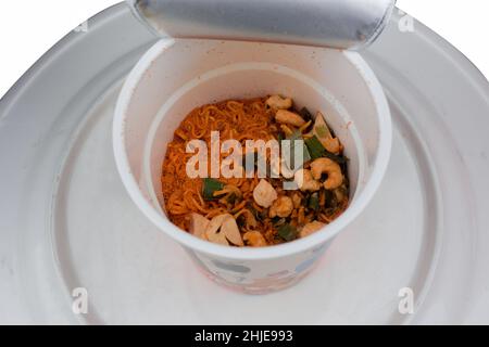 spaghetti istantanei non cotti con ingredienti su sfondo bianco Foto Stock