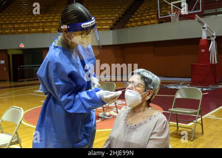 Porto Rico. 25th Jan 2022. SPC. Elizabeth Torres, medaglia di combattimento della Guardia Nazionale di porto Rico assegnata alla Joint Task Force di Porto Rico, esegue un test COVID-19 a Mayaguez, Porto Rico, 24 gennaio 2022. Il PRNG ha eseguito test rapidi COVID-19 come parte dell'operazione Continue Safe, una missione altamente dedicata al controllo della salute dei cittadini di Porto Rico. Credit: Kevin Torres Figueroa/U.S.A. Army/ZUMA Press Wire Service/ZUMAPRESS.com/Alamy Live News Foto Stock