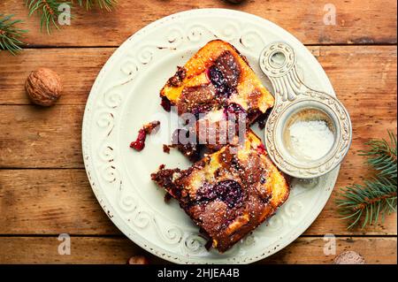 Pezzo di torta con cioccolato, ciliegie e noci. Dolce torta di marmo. Cupcake al cioccolato Foto Stock