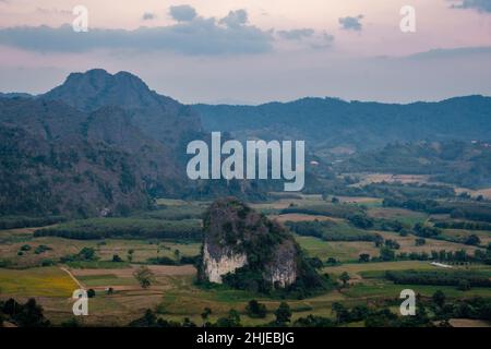 Phu Langka durante l'alba Thailandia del Nord in montagna, mattina vista paesaggio del parco di foresta di montagna Phu Langka nella provincia di Phayao Thailandia. Asia Foto Stock