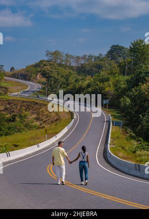 Strada nr 3 in Nan Thailandia country Road vista posteriore. Numero tre di strada tra le montagne a Nan, Thailandia. Uomo di coppia e donna in vacanza a Nan Thailandia Foto Stock